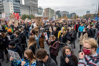 SAVAŞ, POLAND - 28 Ekim 2020: Binlerce genç kürtaj yasasının sıkılaştırılmasına ilişkin Anayasa Mahkemesi kararını protesto etmek amacıyla kadın grevine katıldı.  