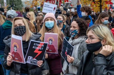 SAVAŞ, POLAND - 28 Ekim 2020: Binlerce genç kürtaj yasasının sıkılaştırılmasına ilişkin Anayasa Mahkemesi kararını protesto etmek amacıyla kadın grevine katıldı.  
