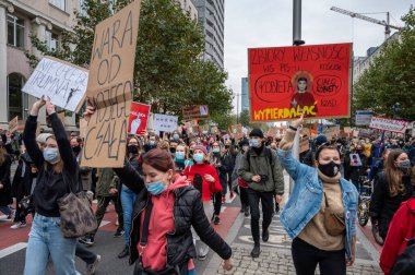 SAVAŞ, POLAND - 28 Ekim 2020: Binlerce genç kürtaj yasasının sıkılaştırılmasına ilişkin Anayasa Mahkemesi kararını protesto etmek amacıyla kadın grevine katıldı.  