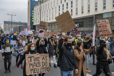 SAVAŞ, POLAND - 28 Ekim 2020: Binlerce genç kürtaj yasasının sıkılaştırılmasına ilişkin Anayasa Mahkemesi kararını protesto etmek amacıyla kadın grevine katıldı.  