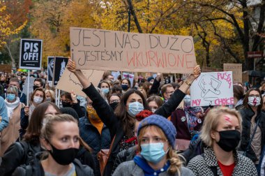 SAVAŞ, POLAND - 28 Ekim 2020: Binlerce genç kürtaj yasasının sıkılaştırılmasına ilişkin Anayasa Mahkemesi kararını protesto etmek amacıyla kadın grevine katıldı.  
