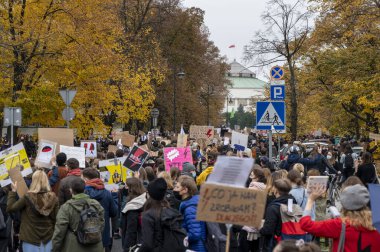 SAVAŞ, POLAND - 28 Ekim 2020: Binlerce genç kürtaj yasasının sıkılaştırılmasına ilişkin Anayasa Mahkemesi kararını protesto etmek amacıyla kadın grevine katıldı.  
