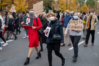 SAVAŞ, POLAND - 28 Ekim 2020: Binlerce genç kürtaj yasasının sıkılaştırılmasına ilişkin Anayasa Mahkemesi kararını protesto etmek amacıyla kadın grevine katıldı.  