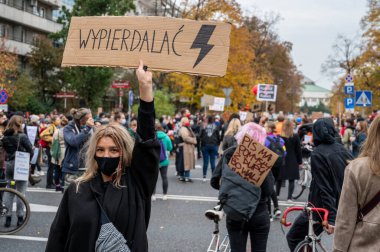 SAVAŞ, POLAND - 28 Ekim 2020: Binlerce genç kürtaj yasasının sıkılaştırılmasına ilişkin Anayasa Mahkemesi kararını protesto etmek amacıyla kadın grevine katıldı.  