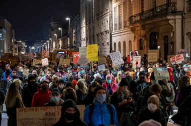 SAVAŞ, POLAND - 30 Ekim 2020: Binlerce genç kürtaj yasasının sıkılaştırılmasına ilişkin Anayasa Mahkemesi kararını protesto etmek amacıyla kadın grevine katıldı.  