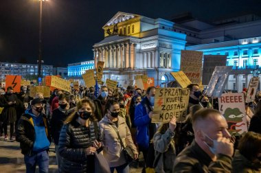 SAVAŞ, POLAND - 30 Ekim 2020: Binlerce genç kürtaj yasasının sıkılaştırılmasına ilişkin Anayasa Mahkemesi kararını protesto etmek amacıyla kadın grevine katıldı.  