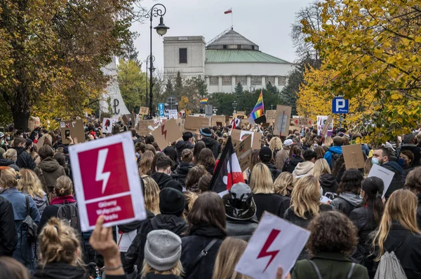 Warsaw Polsko Října 2020 Tisíce Mladých Lidí Účastní Stávky Žen — Stock fotografie