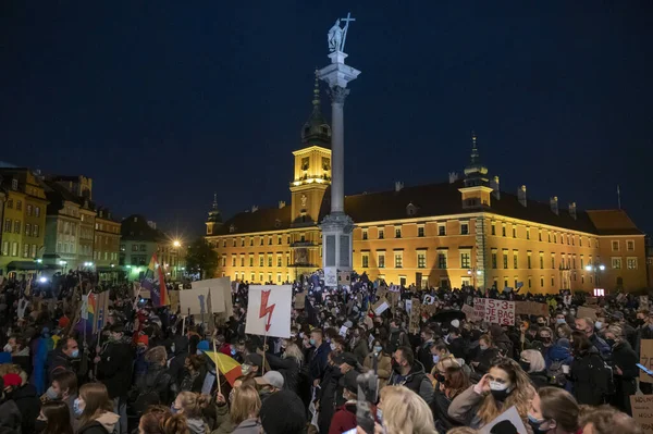 Warsaw Polonia Octubre 2020 Miles Jóvenes Participan Huelga Mujeres Para —  Fotos de Stock