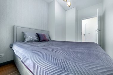 Modern yatak odası iç tasarımı gri bitirme ile