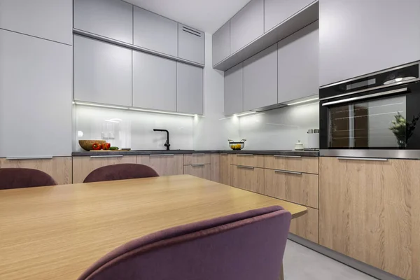 Moderne Küche Iterior Design Grau Und Lila Mit Holzverarbeitung — Stockfoto