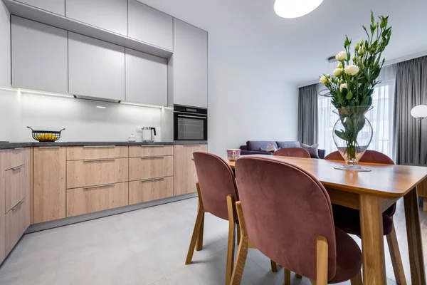 Moderne Küche Iterior Design Grau Mit Holzverarbeitung — Stockfoto