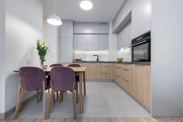 Moderne Küche Iterior Design Grau Und Lila Mit Holzverarbeitung — Stockfoto