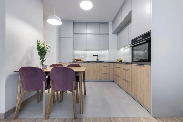 Cucina Moderna Design Iterior Grigio Viola Con Finitura Legno — Foto Stock