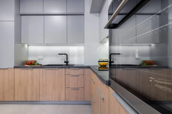 Moderno Diseño Iterior Cocina Gris Con Acabado Madera — Foto de Stock