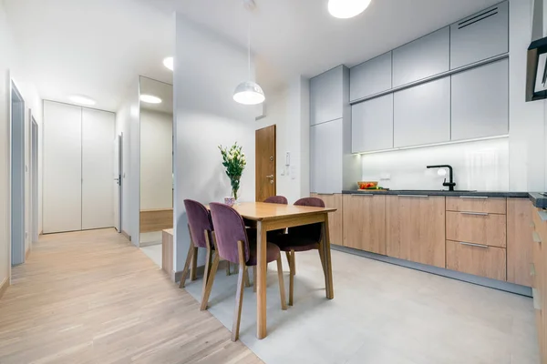 Cucina Moderna Design Iterior Grigio Viola Con Finitura Legno — Foto Stock