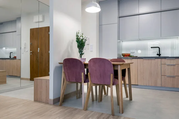 Cucina Moderna Design Iterior Grigio Viola Con Finitura Legno — Foto Stock