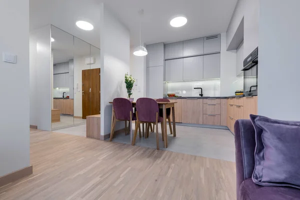 Cucina Moderna Design Iterior Grigio Viola Con Finitura Legno — Foto Stock