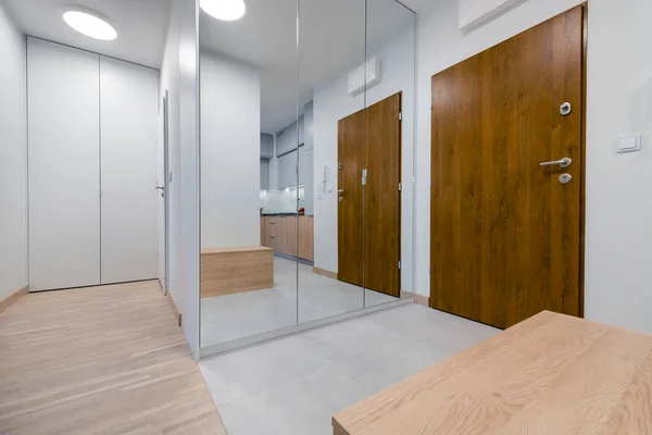 Modern Inhemsk Korridor Med Trä Finish Och Spegel Warderobe — Stockfoto