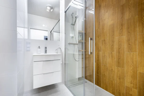 Moderno Bagno Interior Design Bianco Con Finitura Legno — Foto Stock