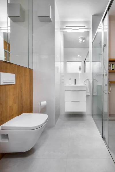 Μοντέρνο Εσωτερικό Μπάνιο Λευκό Χρώμα Φινίρισμα Ξύλου — Φωτογραφία Αρχείου