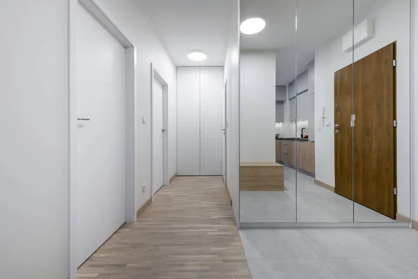 Modern Inhemsk Korridor Med Trä Finish Och Spegel Warderobe — Stockfoto