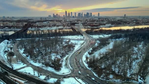 冬季利用摩天大楼和Swetokrzyski桥从空中俯瞰华沙市中心的日落 — 图库视频影像
