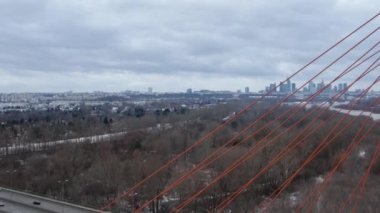 Kış boyunca gökdelenler ve Siekierkowski Köprüsü ile Varşova şehir merkezine panoramik hava aracı görüntüsü