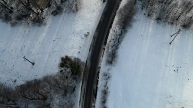 Kışın kırsal alanda boş yola hava aracı görünümü