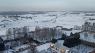STOCZEK KLASZTORNY, POLAND - 21 Şubat 2021: Kiwity Stoczek Klasztorny 'deki Manastır kış dönemi insansız hava aracı perspektifinden. Manastır, 1953 yılında Polonya 'daki komünist parti tarafından Kardinal Wyszynski' nin hapsedilmesiyle tanınıyor..