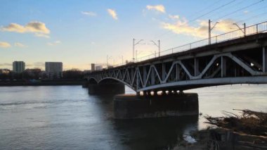 Günbatımında Varşova 'da ulaşım köprüsü üzerinden panoramik dron görüntüsü