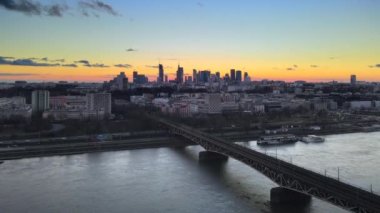 Günbatımında Varşova 'da ulaşım köprüsü üzerinden panoramik dron görüntüsü