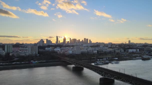 Panorama Drone Terlihat Atas Jembatan Transportasi Warsawa Selama Matahari Terbenam — Stok Video