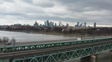 Kışın bulutlu bir günde Varşova 'daki Gdanski Köprüsü üzerinde panoramik dron görüntüsü