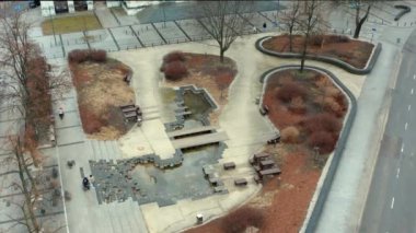 Polonya 'nın başkenti Varşova' da gökdelenlerle Grzybowski Meydanı 'ndaki Azizler Kilisesi' nin insansız hava aracı görüntüsü.