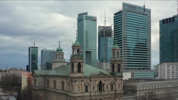 Drone Vista Iglesia Todos Los Santos Plaza Grzybowski Con Rascacielos — Vídeos de Stock