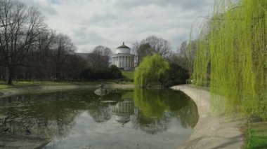 Sakson Bahçesi (Polonya: Park Saski), Polonya 'nın başkenti Varşova' da bir parktır.