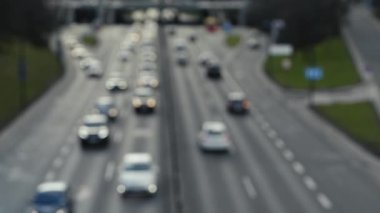 Varşova 'nın büyük bir caddesinde Polonya' nın başkenti ağır çekimde bulanıklaştı.