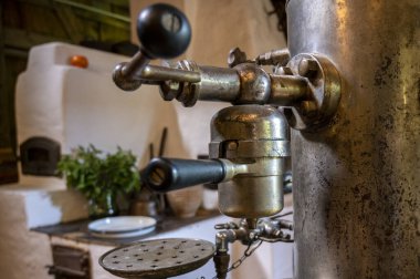 Eski, antika kahve makinesi detayı.