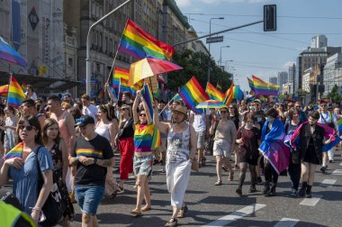 VARŞAN, POLAND - 19 Haziran 2021: Orta Avrupa 'nın en büyük eşcinsel yürüyüşü (Eşitlik Yürüyüşü), salgın kaynaklı bir patlamadan iki yıl sonra Varşova' da tekrar gerçekleşti..