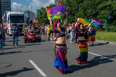 VARŞAN, POLAND - 19 Haziran 2021: Orta Avrupa 'nın en büyük eşcinsel yürüyüşü (Eşitlik Yürüyüşü), salgın kaynaklı bir patlamadan iki yıl sonra Varşova' da tekrar gerçekleşti..