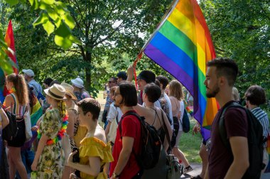 VARŞAN, POLAND - 19 Haziran 2021: Orta Avrupa 'nın en büyük eşcinsel yürüyüşü (Eşitlik Yürüyüşü), salgın kaynaklı bir patlamadan iki yıl sonra Varşova' da tekrar gerçekleşti..