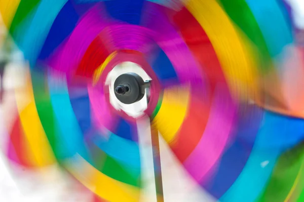 Färgglada Pinwheel Spinning Väder Vindflöjel Regnbågssymbol För Barndomen Flerfärgad Spiral — Stockfoto