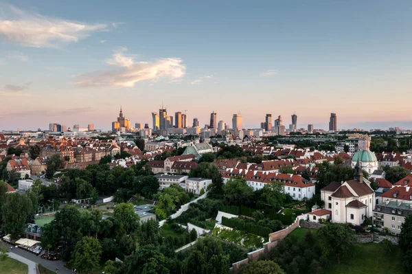 日落时用无人机拍摄的华沙旧城和市中心全景 — 图库照片