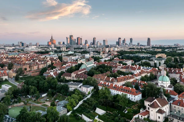 日落时用无人机拍摄的华沙旧城和市中心全景 — 图库照片