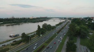 Eski şehrin panoraması ve Varşova şehir merkezi gün batımında İHA 'dan