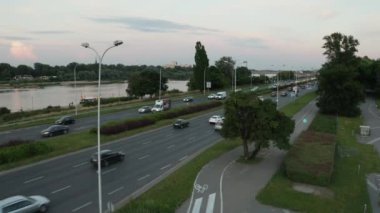 Varşova, Polonya 'da gün batımında Vistula nehrinin hava manzarası