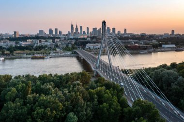 Polonya 'da güneş batarken Varşova Panoraması