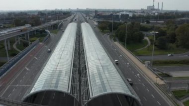 Kentsel nüfusun yoğun olduğu Varşova, Polonya 'daki çok katlı otoyol kavşağının hava aracı görüntüsü