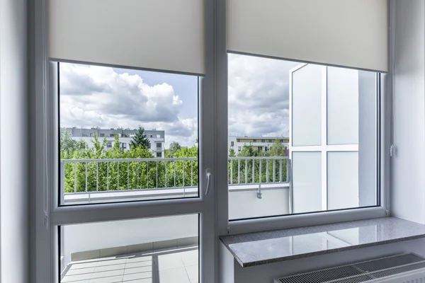 Fenster im kleinen, wirtschaftlichen Raum — Stockfoto