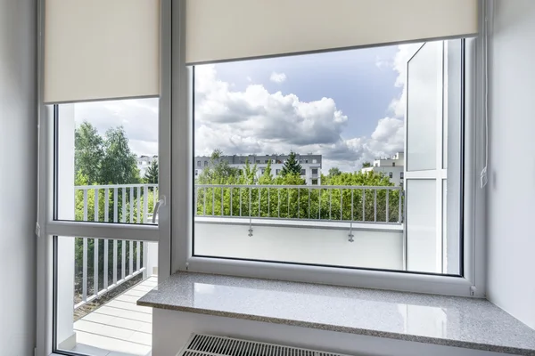 Fenster im kleinen, wirtschaftlichen Raum — Stockfoto